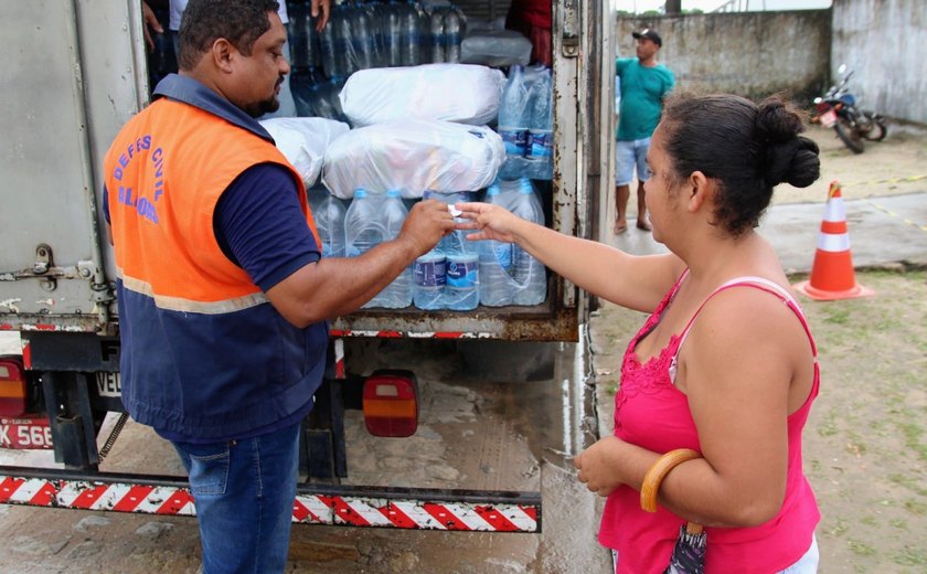 Prefeitura de Coruripe continua distribuindo cestas básicas e água mineral para as famílias afetadas pelas chuvas