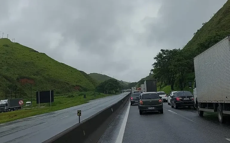 Deslizamento provoca interdição total da Régis Bittencourt