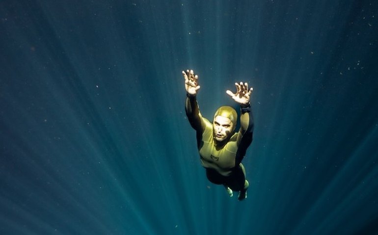 Fôlego para 125 metros: Russo bate recorde mundial de mergulho em apneia