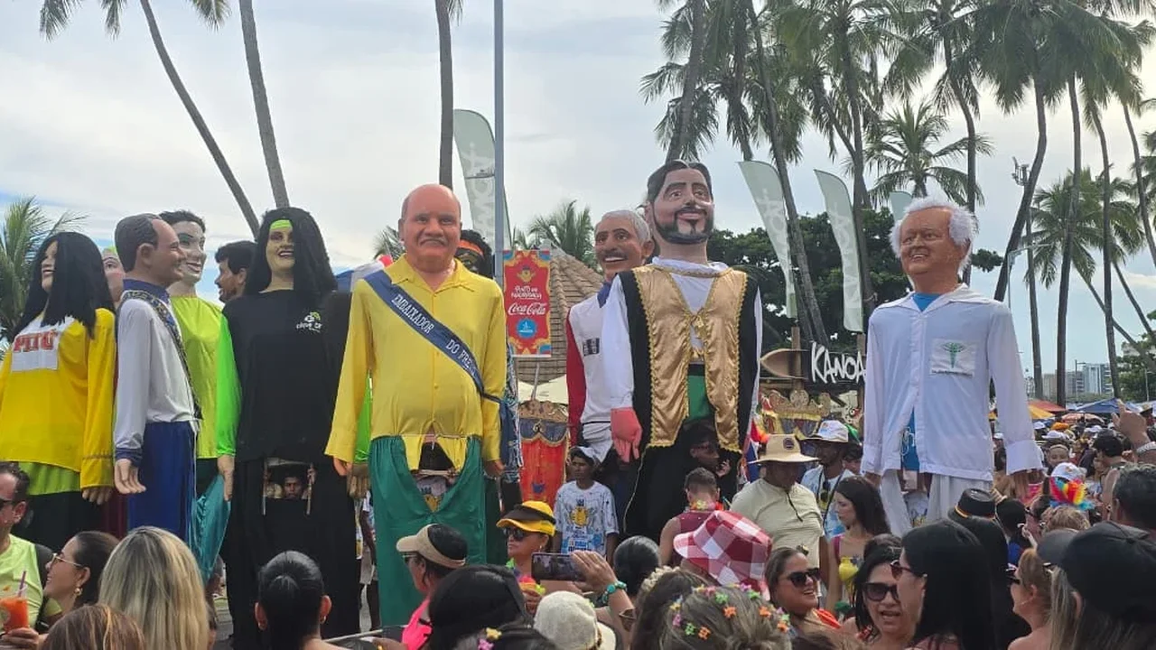 Mesmo sob críticas por repasse de R$ 1 milhão da gestão JHC, Pinto da Madrugada arrasta multidão na orla de Maceió