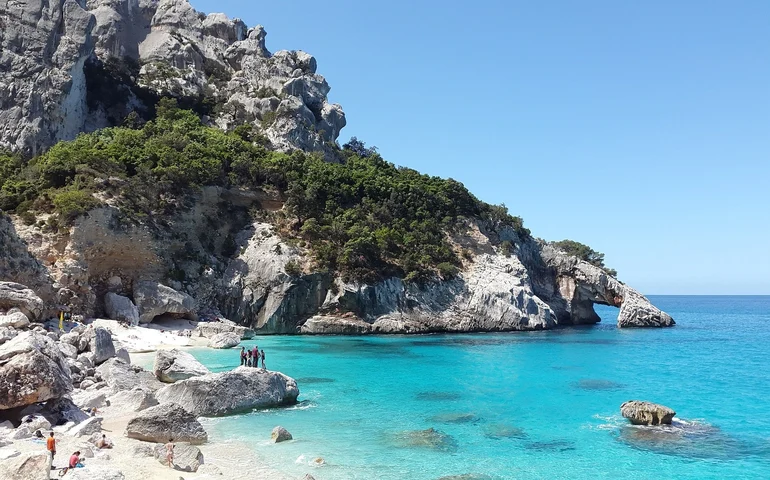 Turista brasileira morre em praia da Itália por suspeita de afogamento, afirmam jornais italianos