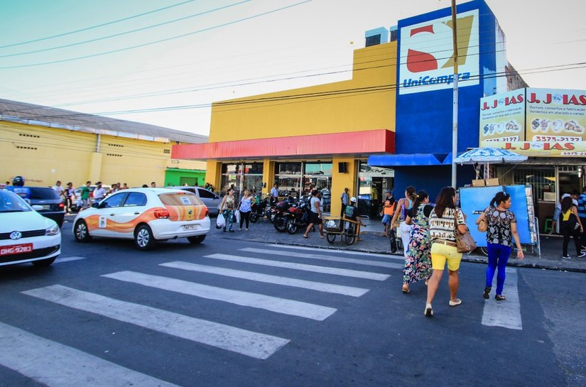 SMTT orienta pedestres sobre travessia segura de vias