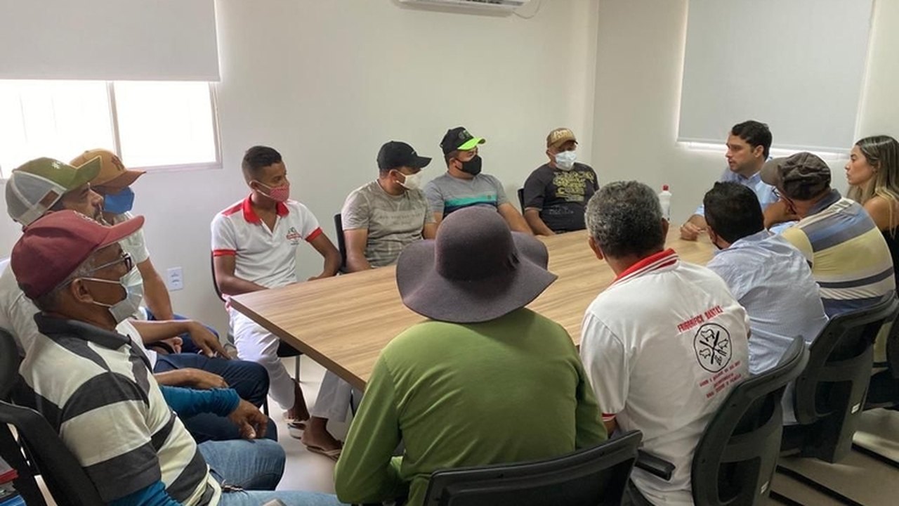 Prefeito de Santana do Mundaú se reúne com marchantes e assegura transporte para carnes