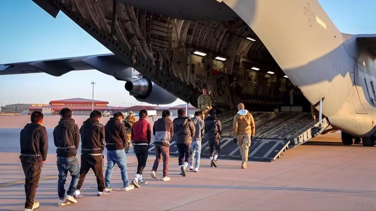 Brasil vai receber novo voo com deportados dos EUA em fevereiro após denúncias de maus-tratos