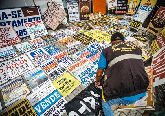 Mais de 5 mil peças de publicidade irregular são retiradas das ruas de Maceió