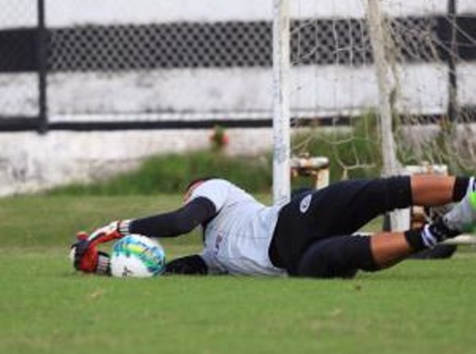 Elenco alvinegro sua a camisa no treino desta quarta-feira