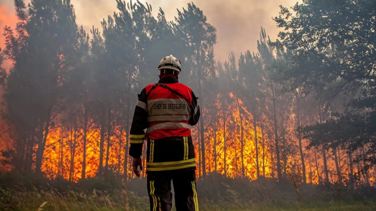 Incêndios matam 20 na Grécia; calor muda paisagem dos Alpes