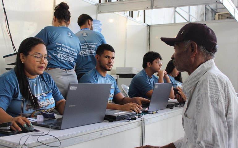 Procon na Rua oferece atendimento e negociação de dívidas no centro de Maceió