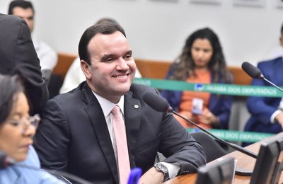 PL de Luciano Amaral com isenção de IR para pessoas com deficiência avança na Câmara