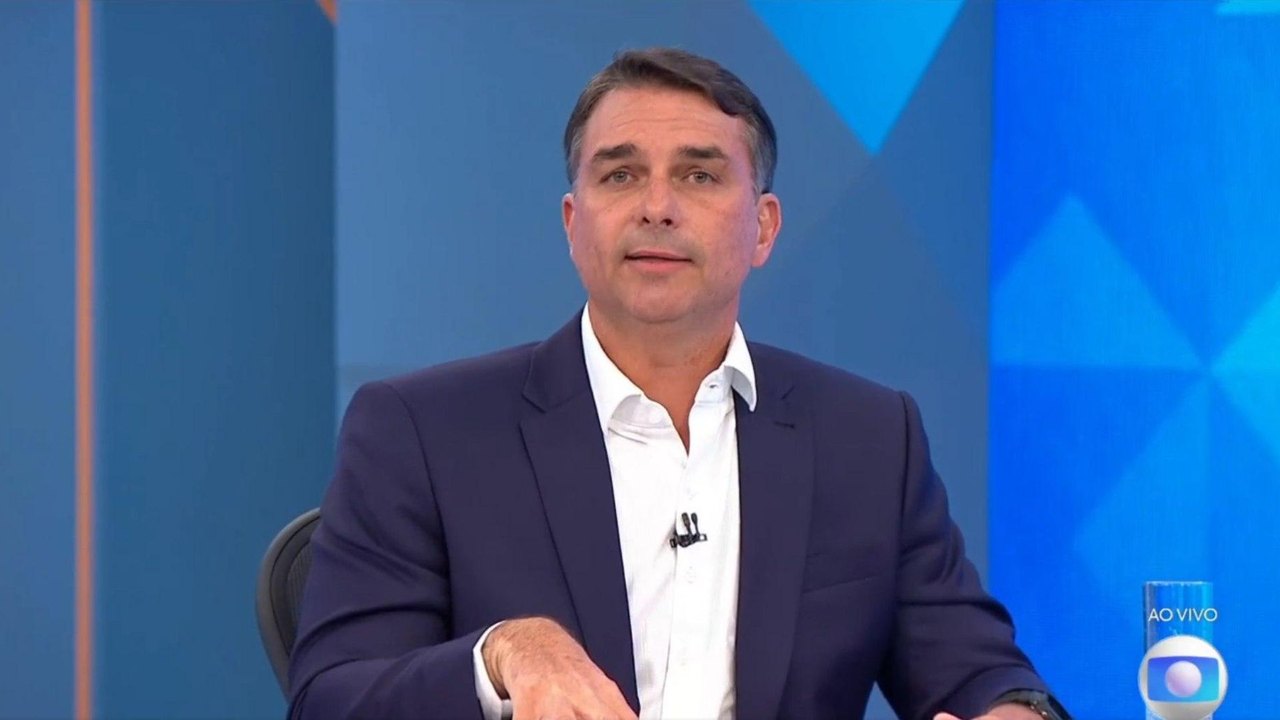 Flávio Bolsonaro nega irregularidades com financiamento de Vorcaro e trata caso como 'página virada'