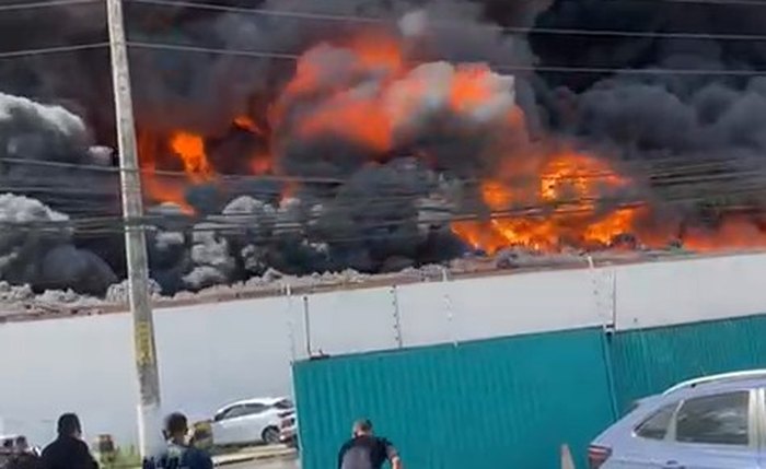 Incêndio destruiu empresa no Distrito Industrial na tarde desta sexta-feira Incêndio destruiu empresa no Distrito Industrial na tarde desta sexta-feira