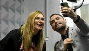 Virgínica Fonseca e Cleitinho Azevedo no episódio em que o senador pediu foto com a influenciadora durante CPI das Bets, em 2025 / Foto: reprodução