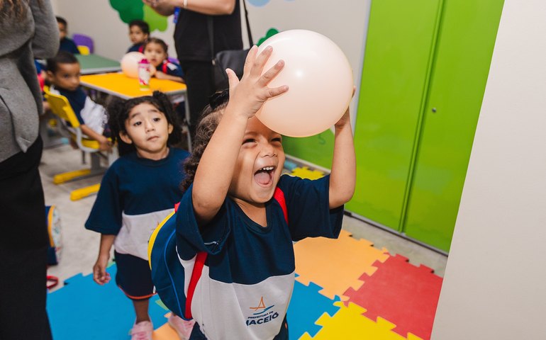 Crianças do novo Gigantinhos, no Graciliano Ramos, iniciam fase de adaptação