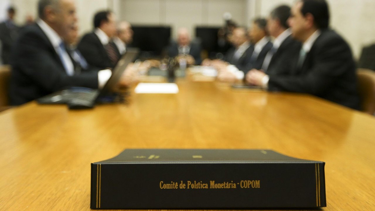 Copom eleva taxa Selic a 14,75% ao ano e Brasil passa a ocupar 3º lugar no ranking mundial de juros
