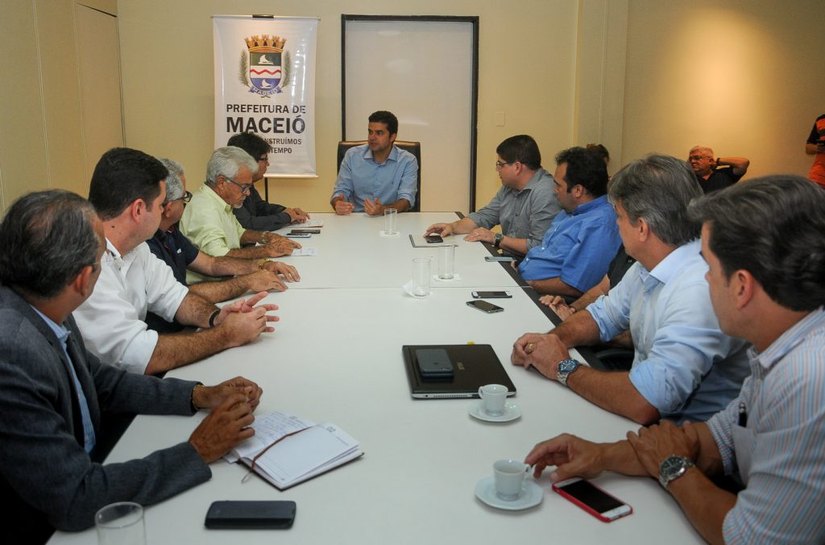 Prefeito Rui Palmeira se reúne com representantes da Aliança Comercial