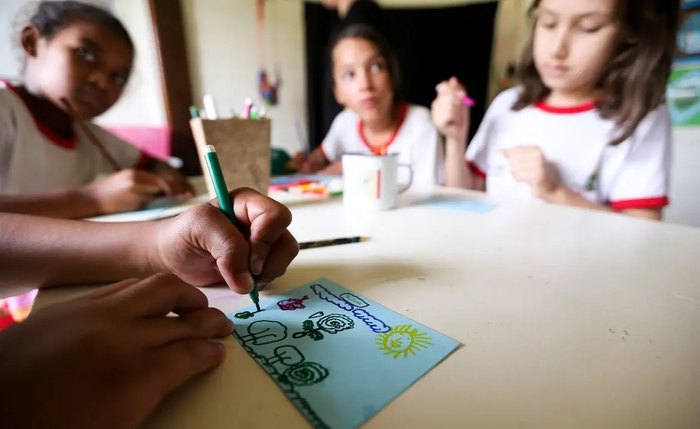 Trocas de fraldas e roupas, além do auxílio no uso do banheiro, só poderão ser realizados por mulheres Trocas de fraldas e roupas, além do auxílio no uso do banheiro, só poderão ser realizados por mulheres