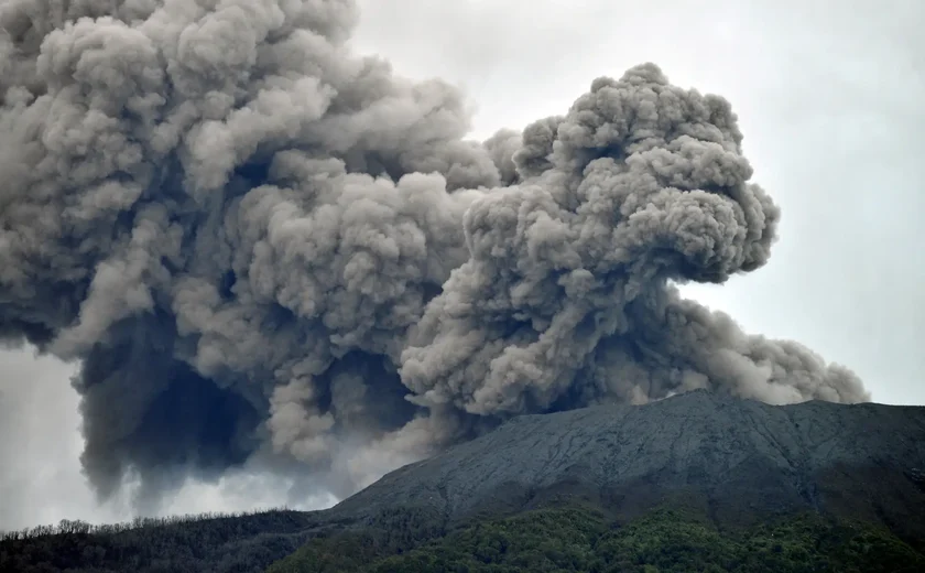 Indonésia entra em alerta máximo  devido à erupção de vulcão 