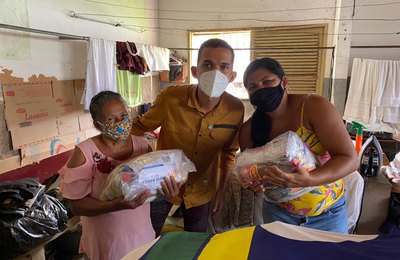 Lavadeiras recebem doações da Campanha Vacina Solidária