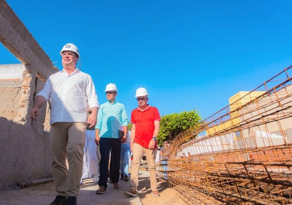Ao lado de músicos, prefeito Luciano visita obras do Conservatório
