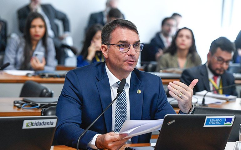Flávio Bolsonaro diz se arrepender de postagem pedindo para Trump 'meter' sanção individual