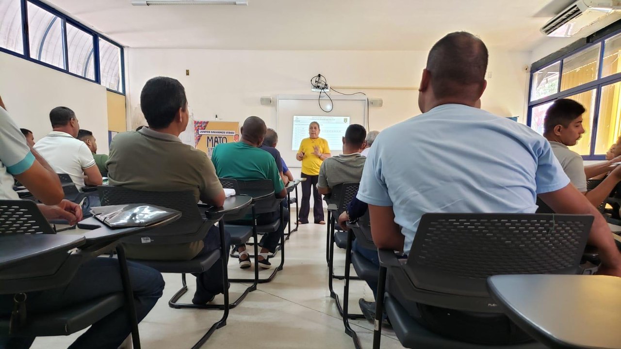 Permissionários e motoristas auxiliares de táxi de Maceió participam de aulas sobre regras de trânsito