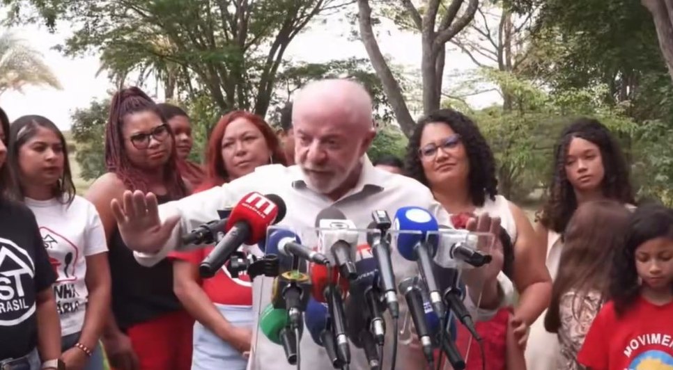 Lula falou com a imprensa após participar de uma missa em homenagem a Nossa Senhora Aparecida, no Palácio da Alvorada
