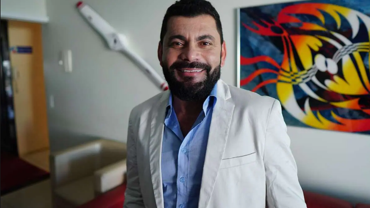 Prefeito que patrocinou Bíblia com foto de ministro pede para remarcar audiência