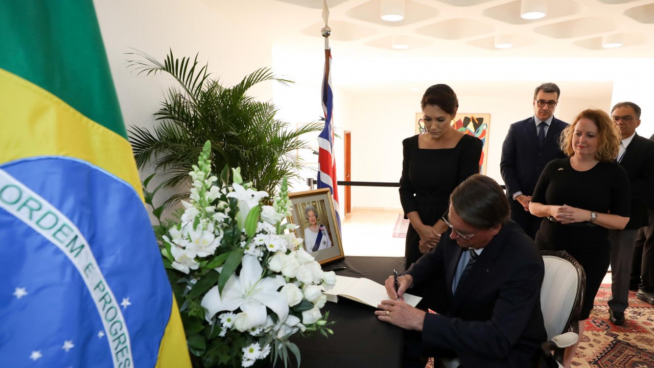 Após negociação, Bolsonaro levará tradutor em eventos com interação em Londres
