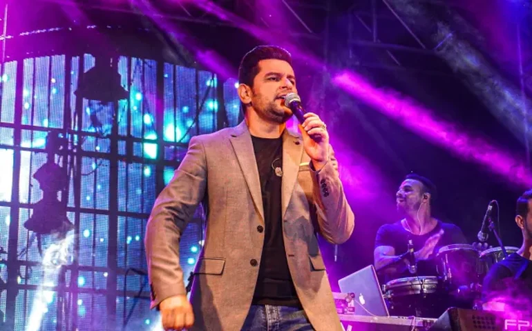 Léo Magalhães promove a romântica “Mordida de Amor”