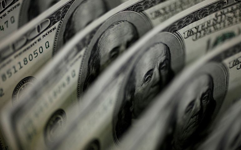 Dólar cai para R$ 5,42 e fecha no menor valor em um mês