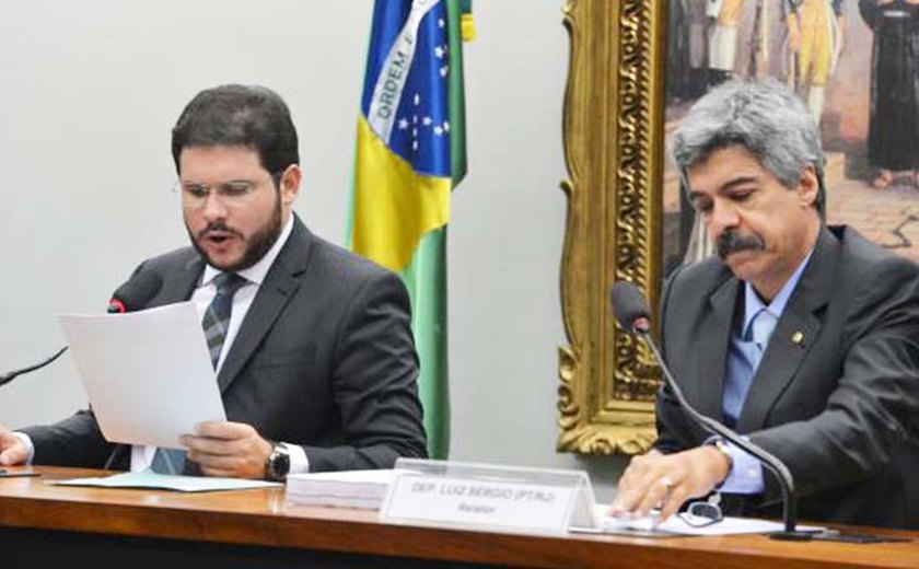 Mesmo com críticas, deputados aprovam relatório final da CPI da Petrobras