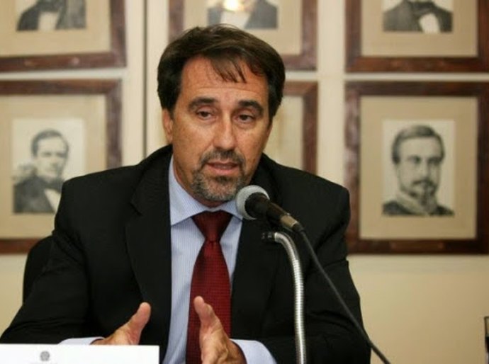 Câmara entrega título de cidadão honorário a ministro