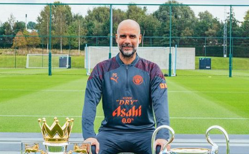 Guardiola assina livro especial de condolências a Bobby Charlton e prega paz no clássico