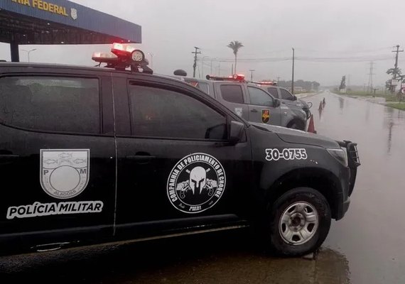 PM usa cães farejadores para apreender drogas em ônibus que vinha da Paraíba para Maceió