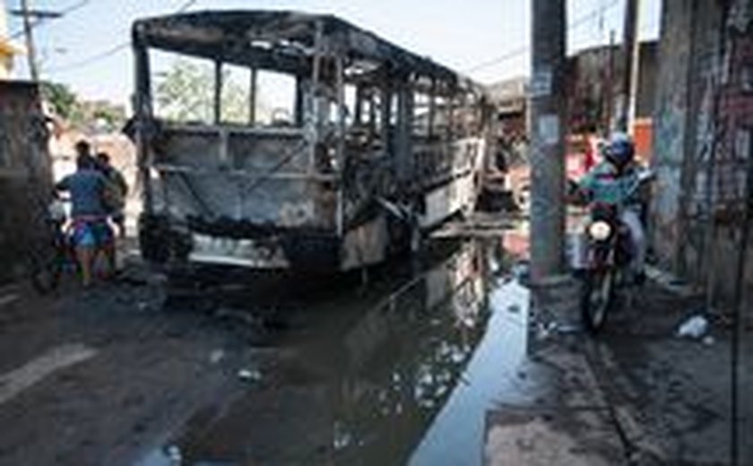 Um ônibus é incendiado por dia em São Paulo