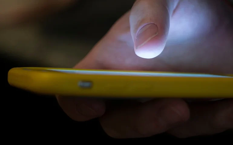 Lançamento da linha direta 988 está ligado a milhares de mortes por suicídio a menos entre adolescentes e jovens adultos.