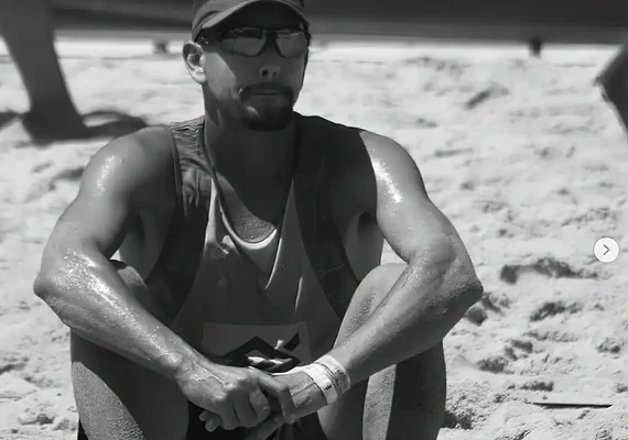 Atleta de vôlei de praia denuncia ataques homofóbicos durante jogo