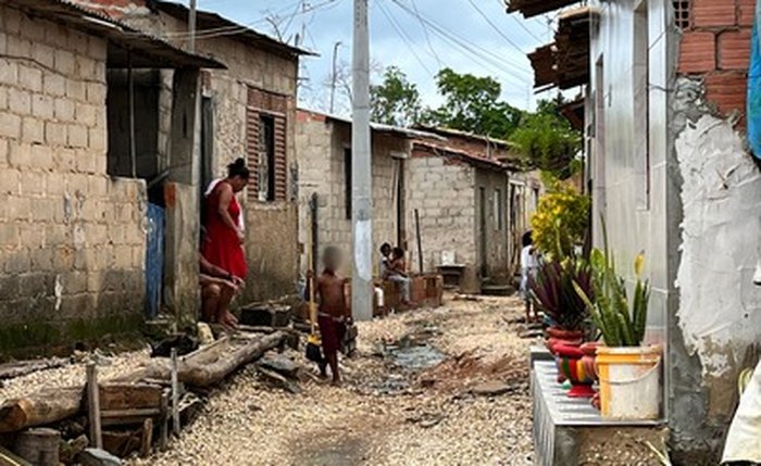 Vila São Pedro, às margens do rio, na Barra de Santo Antônio