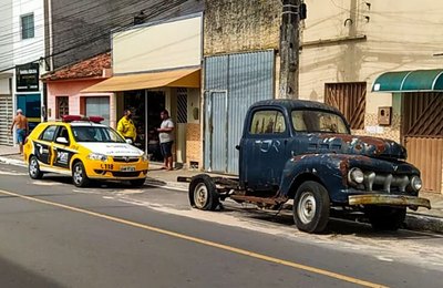 SMTT Arapiraca segue recolhendo veículos abandonados que prejudicam vias e saúde pública