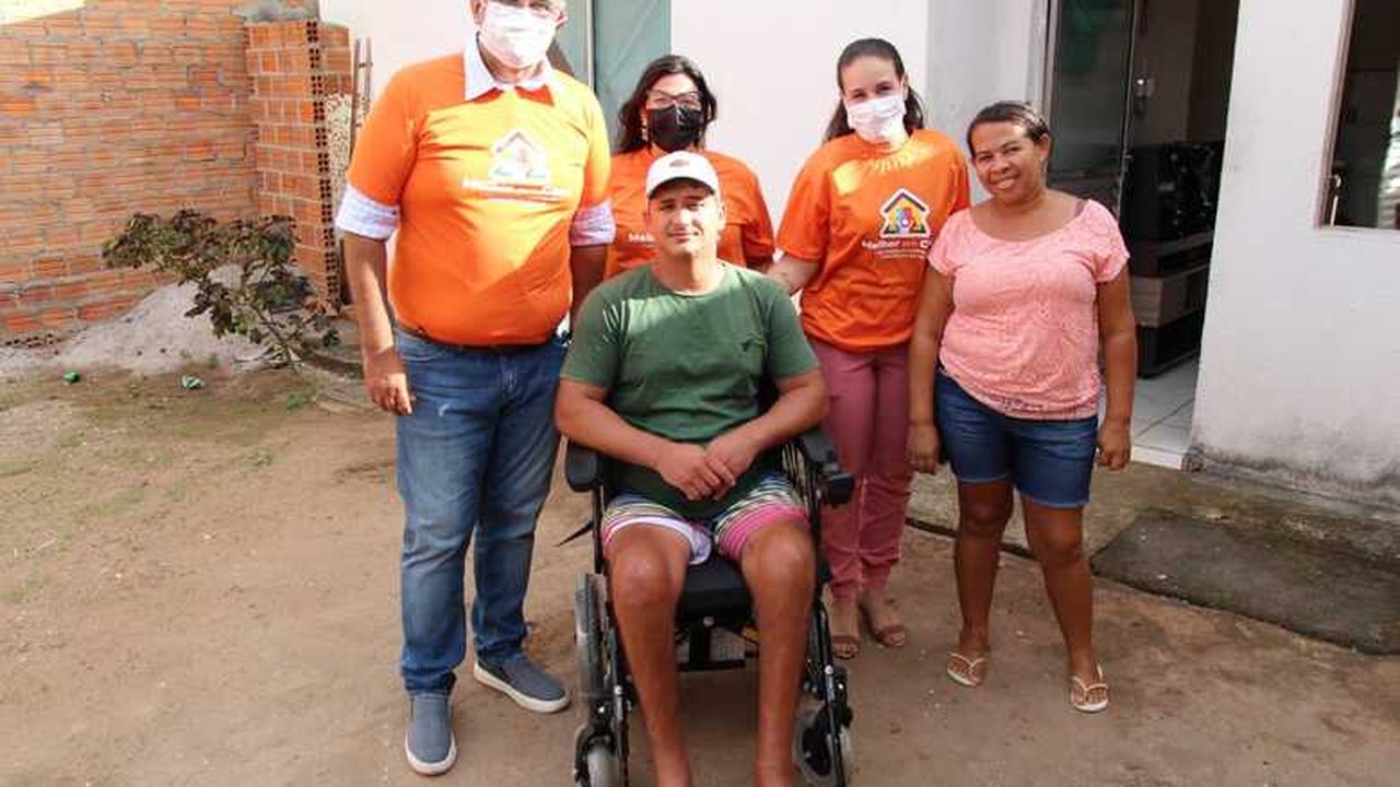 Melhor em Casa: Paciente atendido pelo Programa recebe cadeira de rodas motorizada