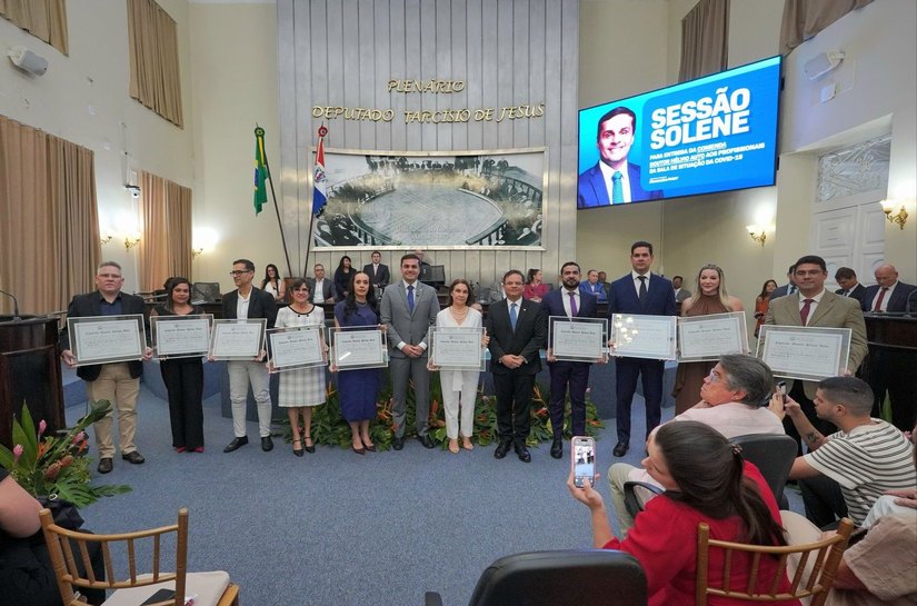 Deputado Alexandre Ayres entrega Comenda Doutor Hélvio Auto a profissionais da Sala de Situação da Covid-19 em Alagoas