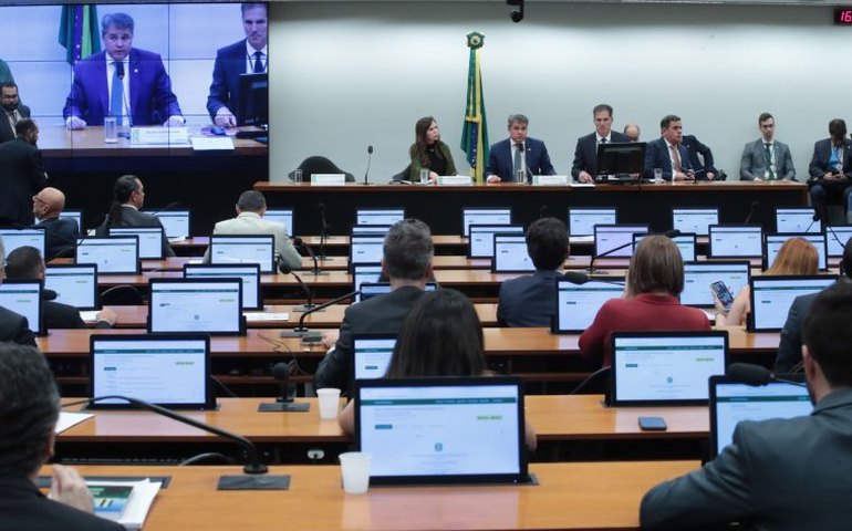 Comissão do Senado aprova PEC que reduz jornada e garante dois dias de descanso semanal
