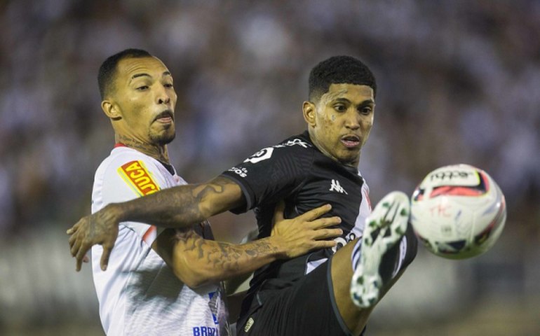Vasco conta com gol contra para empatar visita diante do Tombense pela Série B