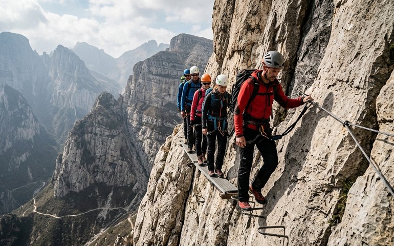 Rota extrema desafia aventureiros em cordilheira na China