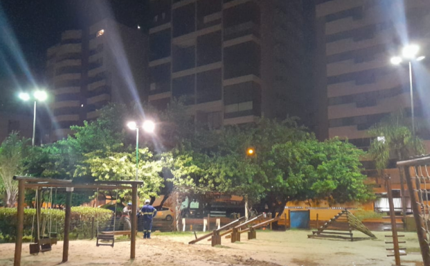 Praça na Ponta Verde tem iluminação reestabelecida após curto-circuito