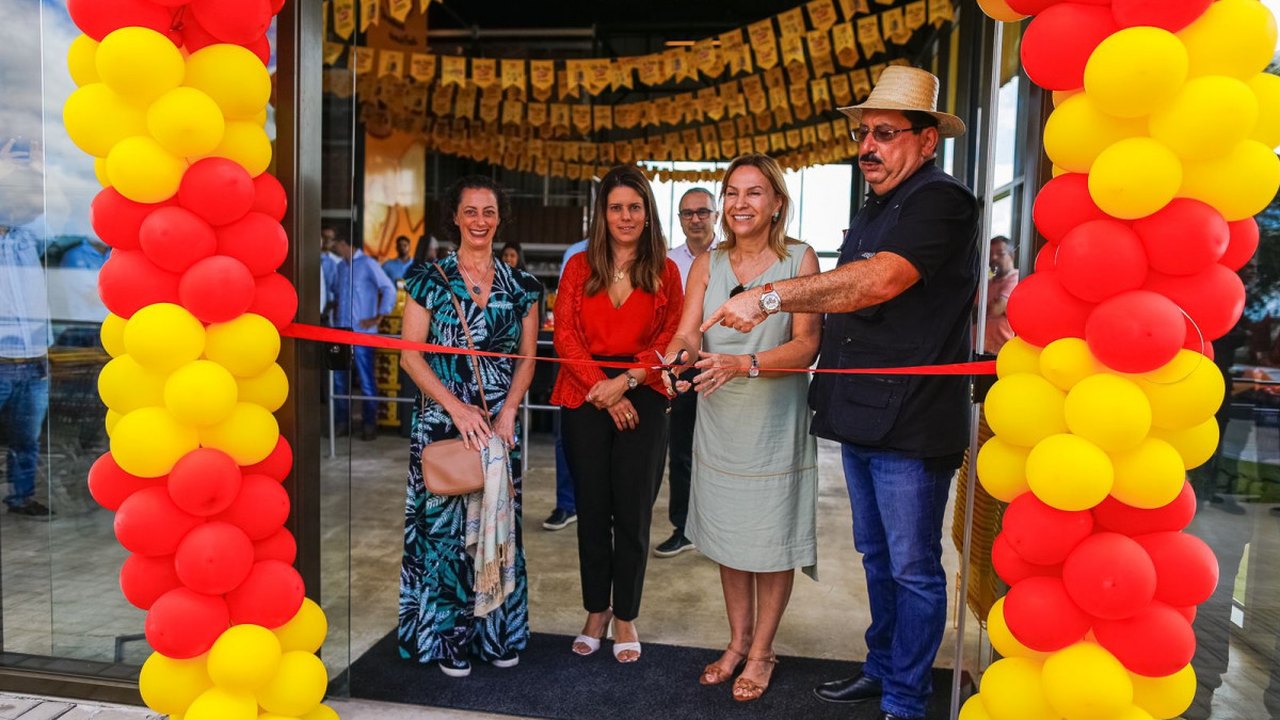 Prefeito Gilberto Gonçalves prestigia inauguração de nova loja da empresa Bauducco em Rio Largo