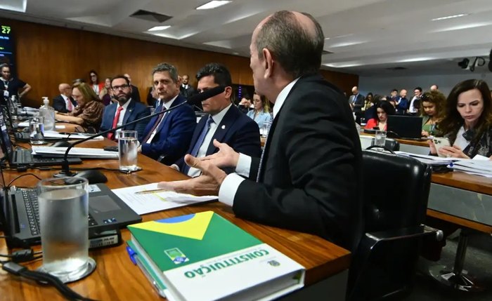 O texto foi aprovado por 14 votos contra 12 no âmbito do Projeto de Lei Complementar O texto foi aprovado por 14 votos contra 12 no âmbito do Projeto de Lei Complementar