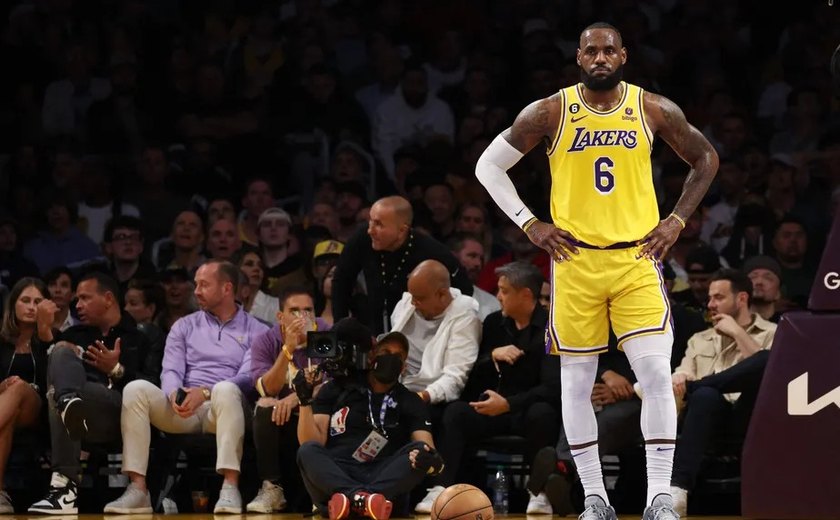 LeBron James e Bronny James, do Lakers, se tornam a primeira dupla de pai e filho a dividir a quadra na história da NBA