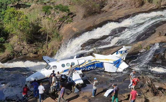 Avião caiu na tarde desta sexta-feira próximo a cachoeira