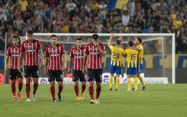 Internacional sofre virada no fim, perde os 100% e conhece a primeira derrota no Gauchão